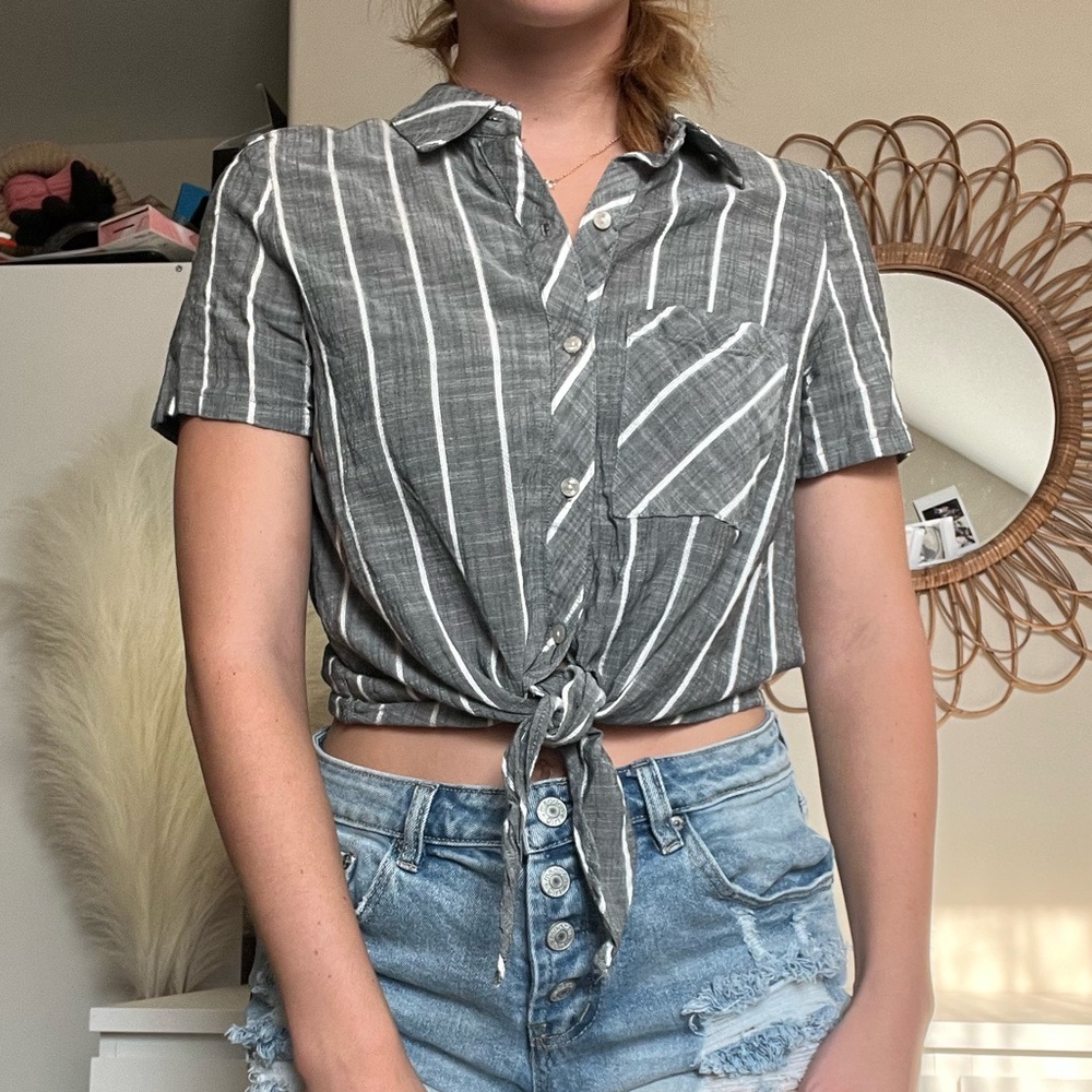 CROPPED BUTTON UP SHIRT  (size: women’s small)